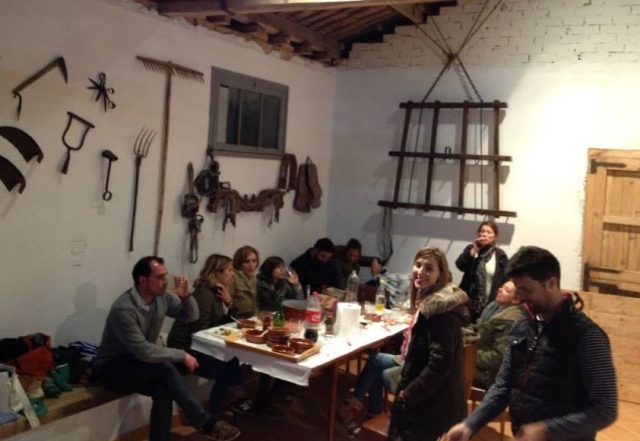 quedate a comer con nosotros